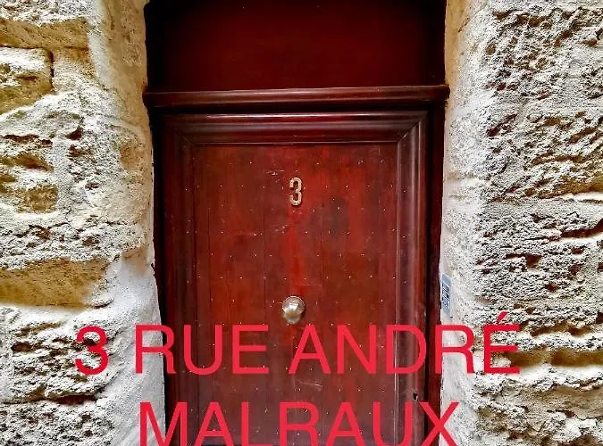 A 50 M De La Place Aux Herbes Apartamento *