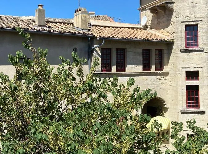 A 50 M De La Place Aux Herbes Apartamento *