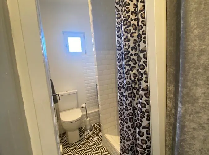 A 50 M De La Place Aux Herbes Apartamento Uzès